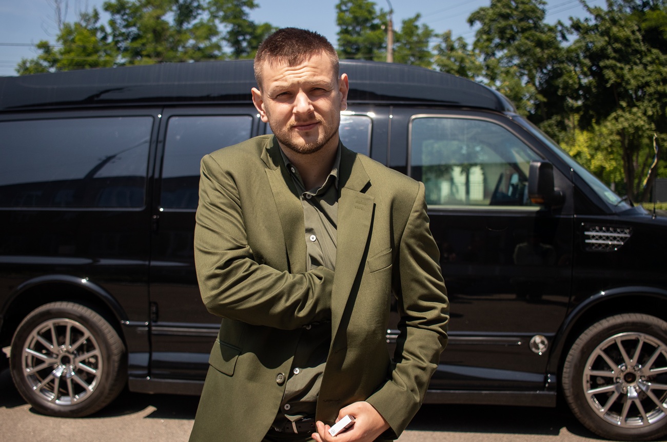 Ветеран, хакер и властная руководительница: чем впечатляют герои "Справи НБР" со Стрельниковым